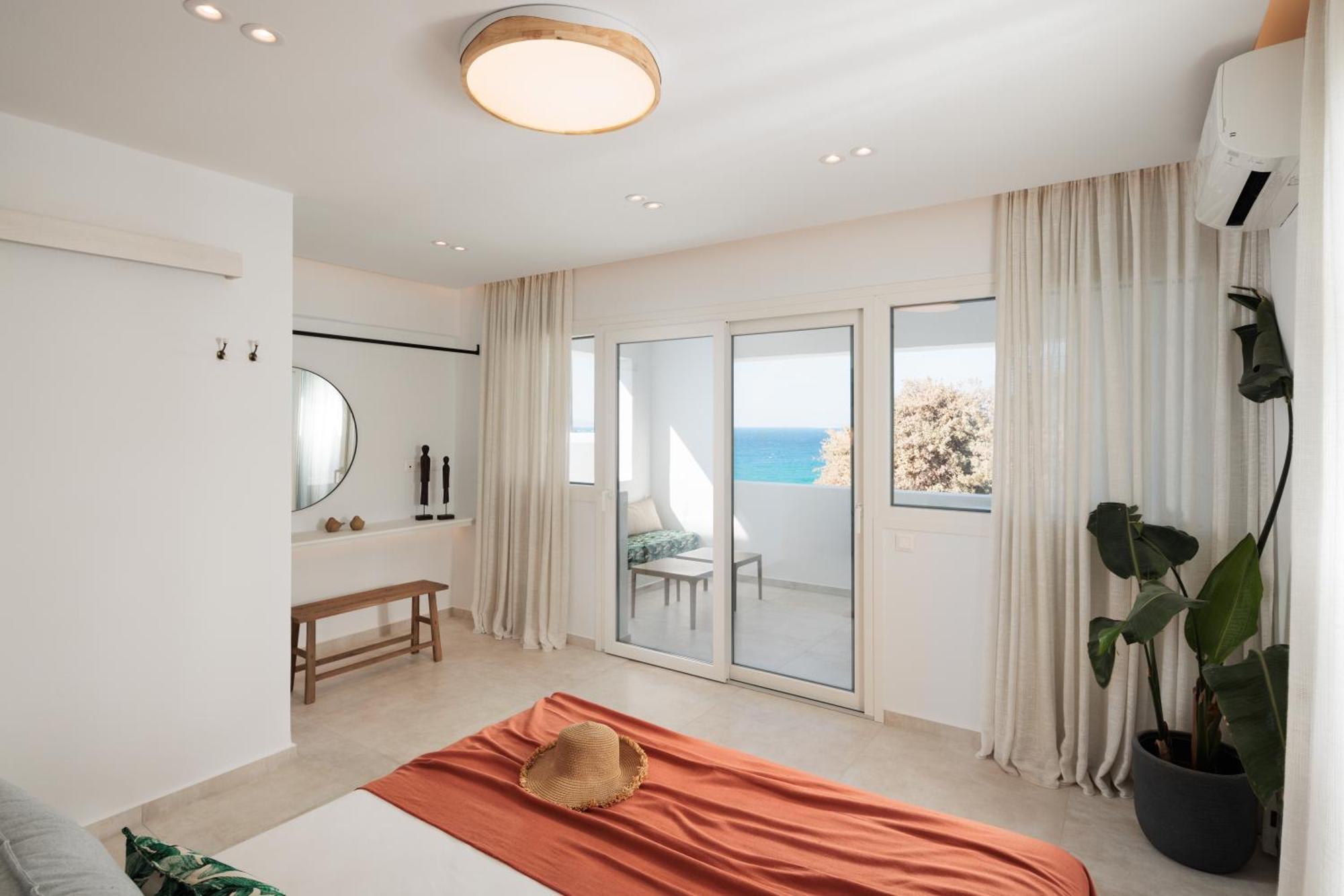 Seanfinity Beachfront Suites Mikri Vigla Room photo