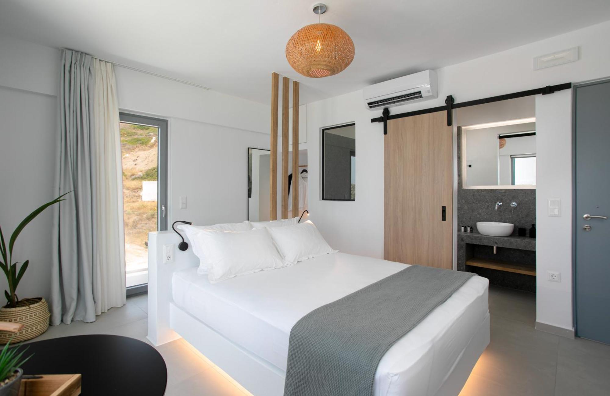 Seanfinity Beachfront Suites Mikri Vigla Room photo